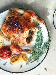 Una foto de Pollo asado al horno dorado crujiente al limón