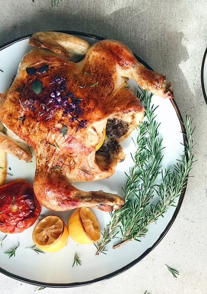 Una foto de Pollo asado al horno dorado crujiente al limón