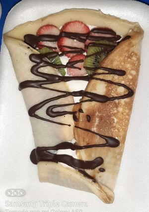 Una foto de Panqueques rellenos con crema, frutas y dulce leche