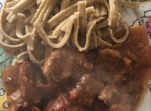 Foto principal de Goulash de ternera con spaetzel. Sorprende a los que más quieres. 💚#vendimia2020