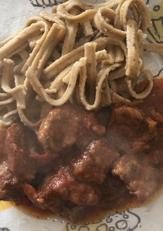 Una foto de Goulash de ternera con spaetzel. Sorprende a los que más quieres. 💚#vendimia2020