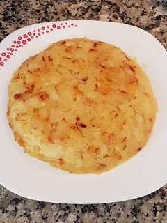 Una foto de Tortilla de patatas y cebolla sin huevo