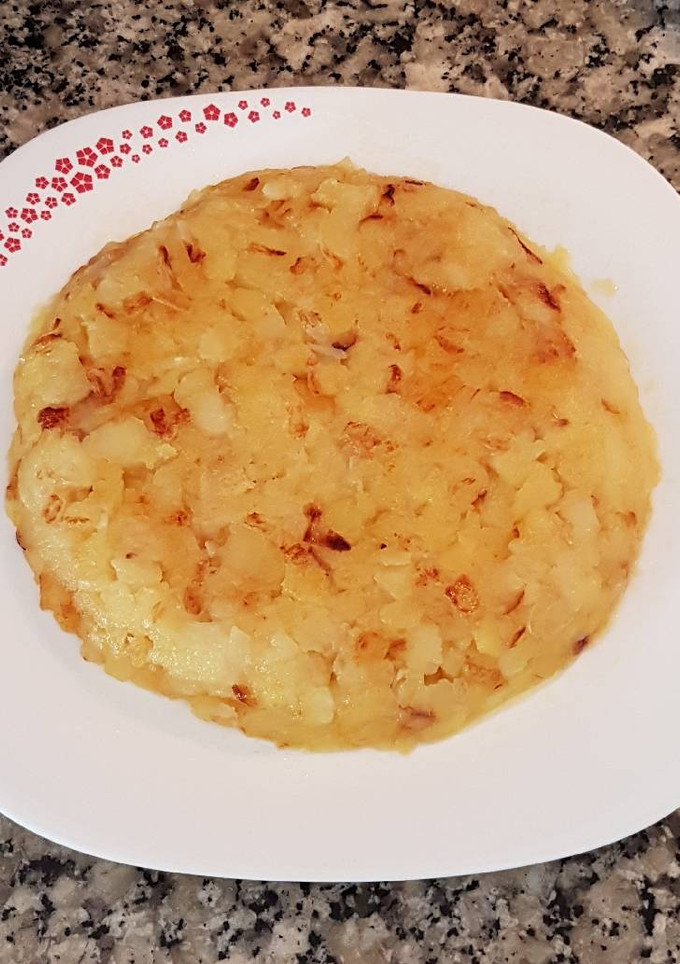Una foto de Tortilla de patatas y cebolla sin huevo