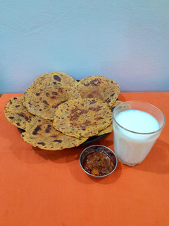 મેથી મસાલા ભાખરી (Methi Masala Bhakri Recipe In Gujarati) રેસીપી મુખ્ય ફોટો