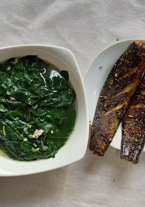 Hình của món Cá trê chiên và canh rau ngót.