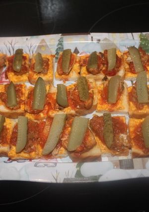 Foto principal de Pan de molde con sardinas, calamares y pepinillos