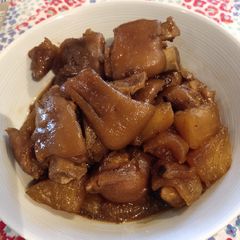 A picture of Braised Pork Feet with Daikon.