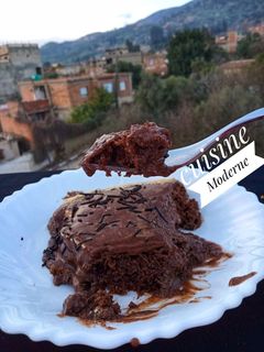 صورة لوصفة كيكة شوكولاطة 🍫 ببيضتين 🥚 فقط مع كريمة رائعة