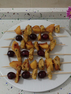 Una foto de Brochetas de pollo al curry con caquis y uvas caramelizados