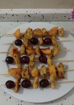 Foto principal de Brochetas de pollo al curry con caquis y uvas caramelizados