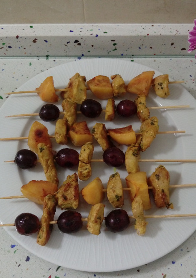 Una foto de Brochetas de pollo al curry con caquis y uvas caramelizados