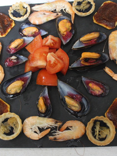 Una foto de Tabla de mariscos con tartaletas de caviar