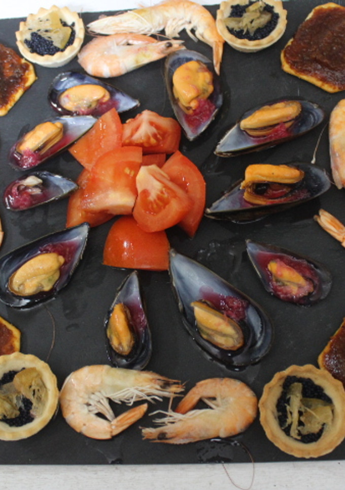 Una foto de Tabla de mariscos con tartaletas de caviar