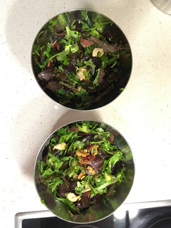 Una foto de Ensalada de pollo y crujiente de jamón