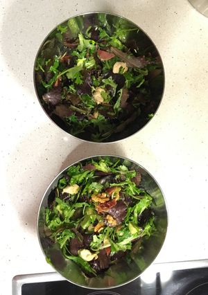 Una foto de Ensalada de pollo y crujiente de jamón