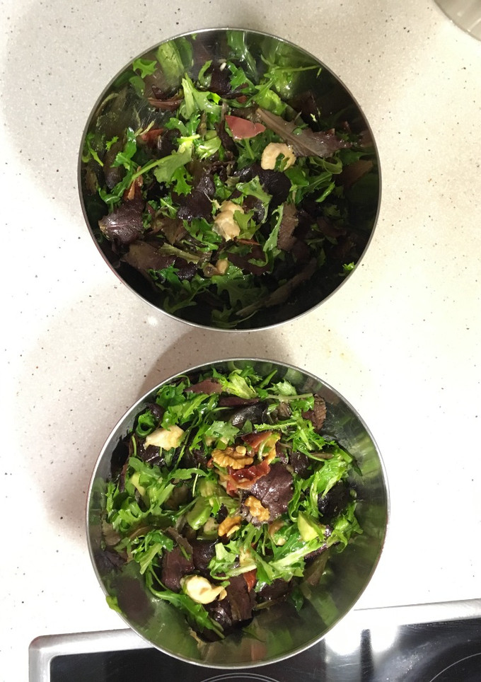 Una foto de Ensalada de pollo y crujiente de jamón