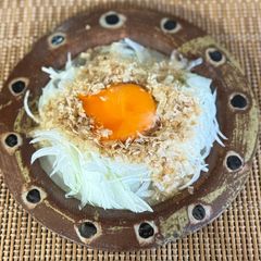 A picture of Japanese Izakaya (Japanese pub) new Onion Salad.