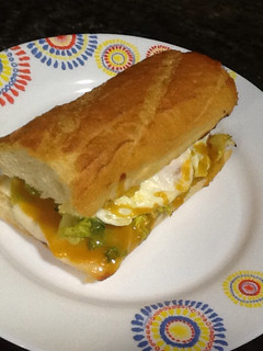 Una foto de Bocadillo de lomo con salsa de mostaza a la miel