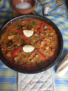 Una foto de Arroz con Caracoles y Pollo