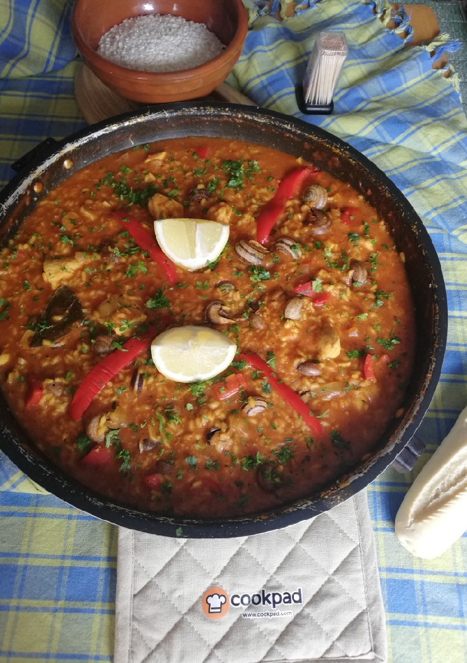 Una foto de Arroz con Caracoles y Pollo