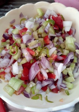 A picture of Kachoomar Salad.