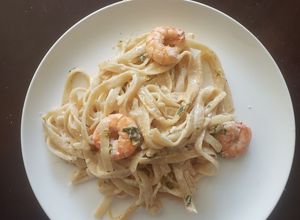 Una foto de Fetuccini a la Alfredo con camarones, versión chilanga