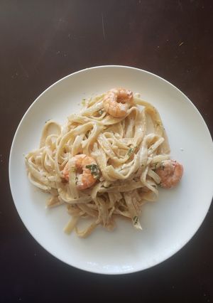 Una foto de Fetuccini a la Alfredo con camarones, versión chilanga
