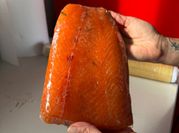 Una foto de salmón crudo