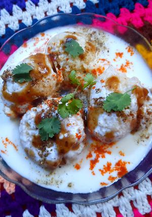 A picture of Dahi bhalla.
