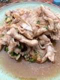 หมูสไลด์ผัดกระเทียม น้ำคลุกคลิก