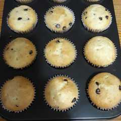 A picture of Muffins de vainilla con chips de chocolate.