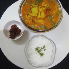A picture of Tangy cauliflower potato curry.