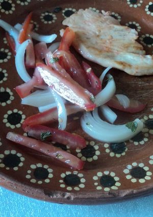 Una foto de Pollo al disco y ensalada de jitomate al orégano con jugo de naranja agria
