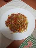 Salteado de pasta con mortadela y verduras
