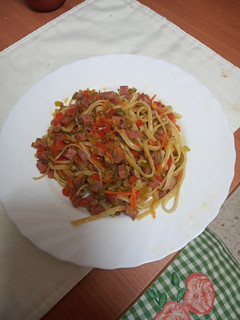 Una foto de Salteado de pasta con mortadela y verduras