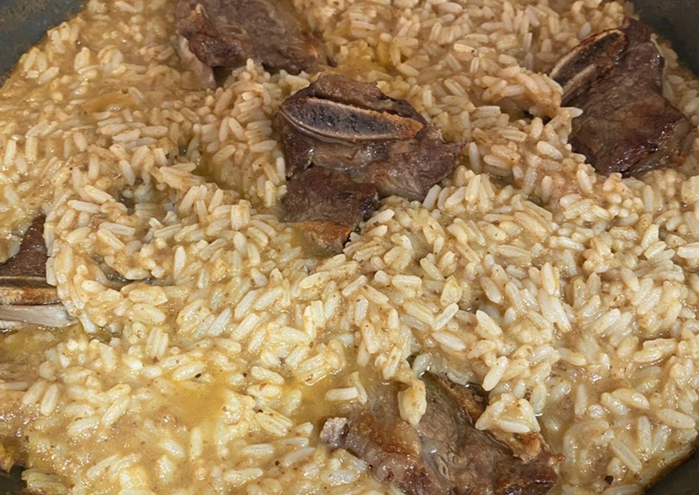 Arroz con salsa de fricandó y churrasco