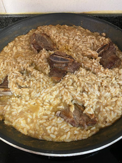 Una foto de Arroz con salsa de fricandó y churrasco