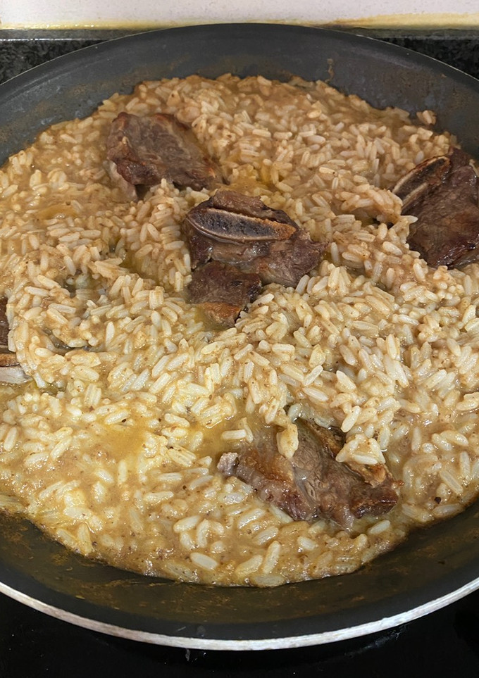 Una foto de Arroz con salsa de fricandó y churrasco