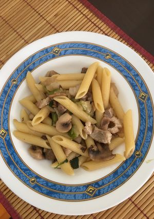 Una foto de Macarrones con setas variadas y panceta