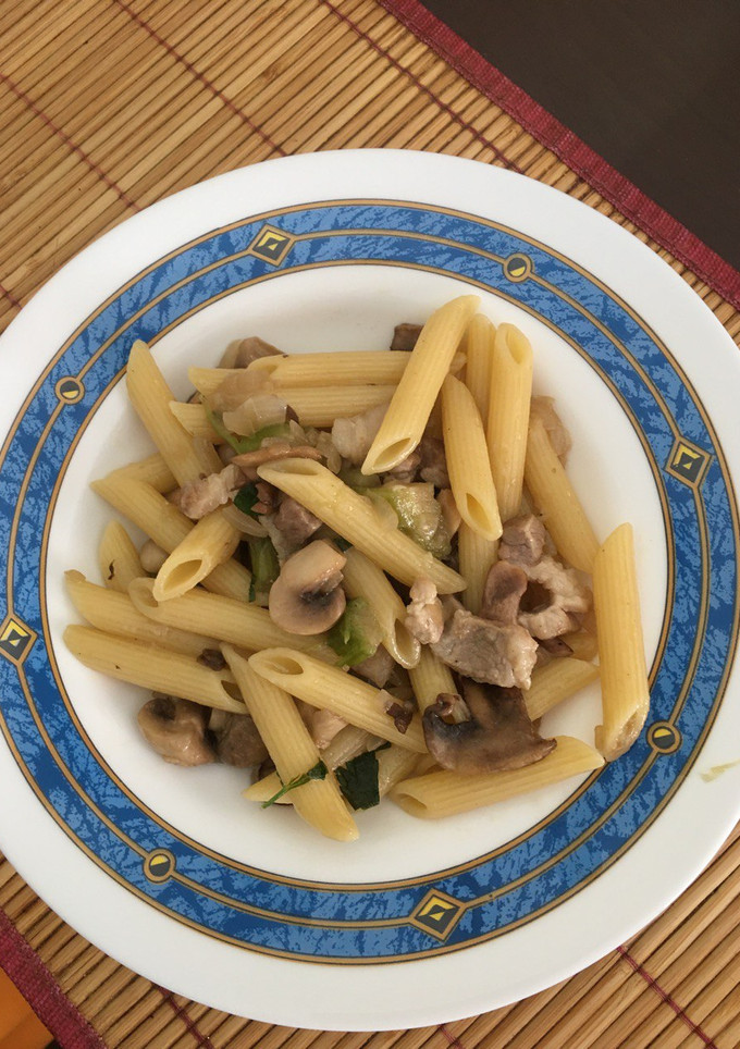 Una foto de Macarrones con setas variadas y panceta