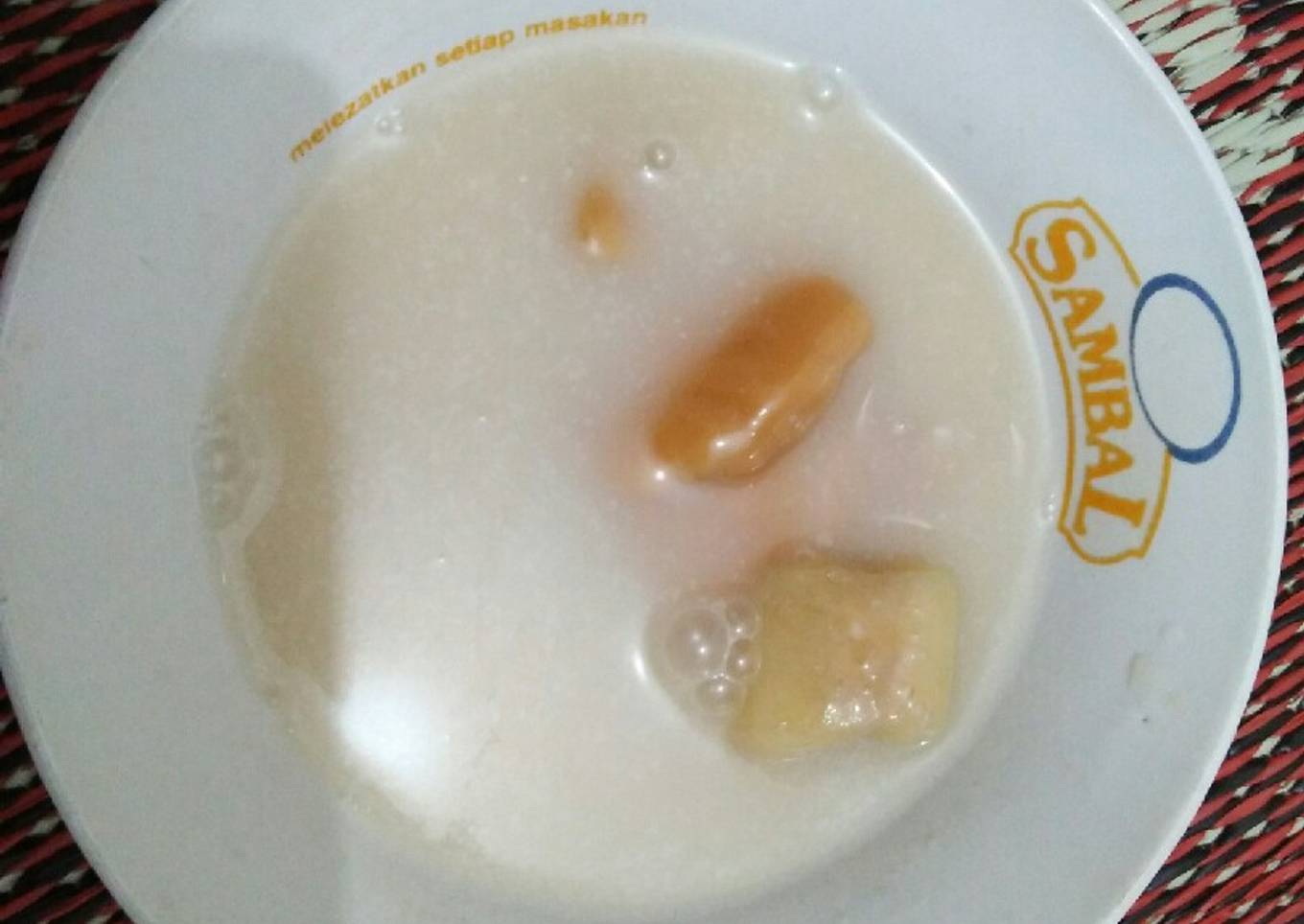 Kolak kue keranjang dengan pisang