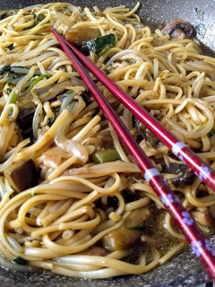 Una foto de Chow mein exprés y completo !!