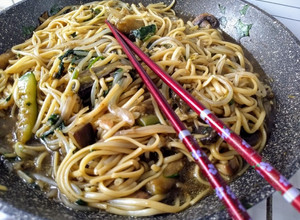 Una foto de Chow mein exprés y completo !!