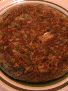 Una foto de Tortilla de queso con esparragos trigueros y setas