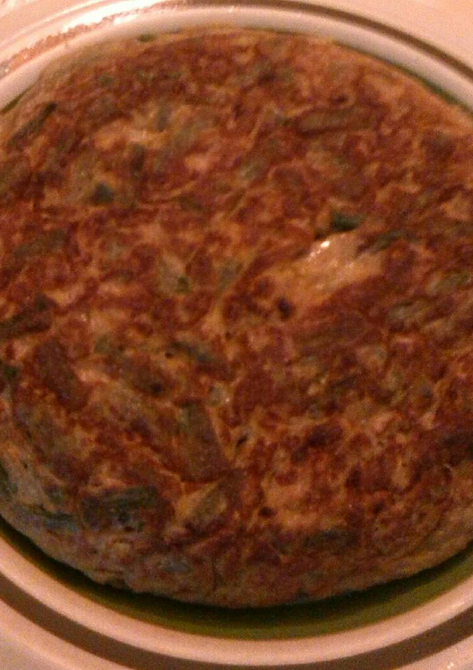 Una foto de Tortilla de queso con esparragos trigueros y setas