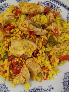 Una foto de Paella de pollo con pimientos