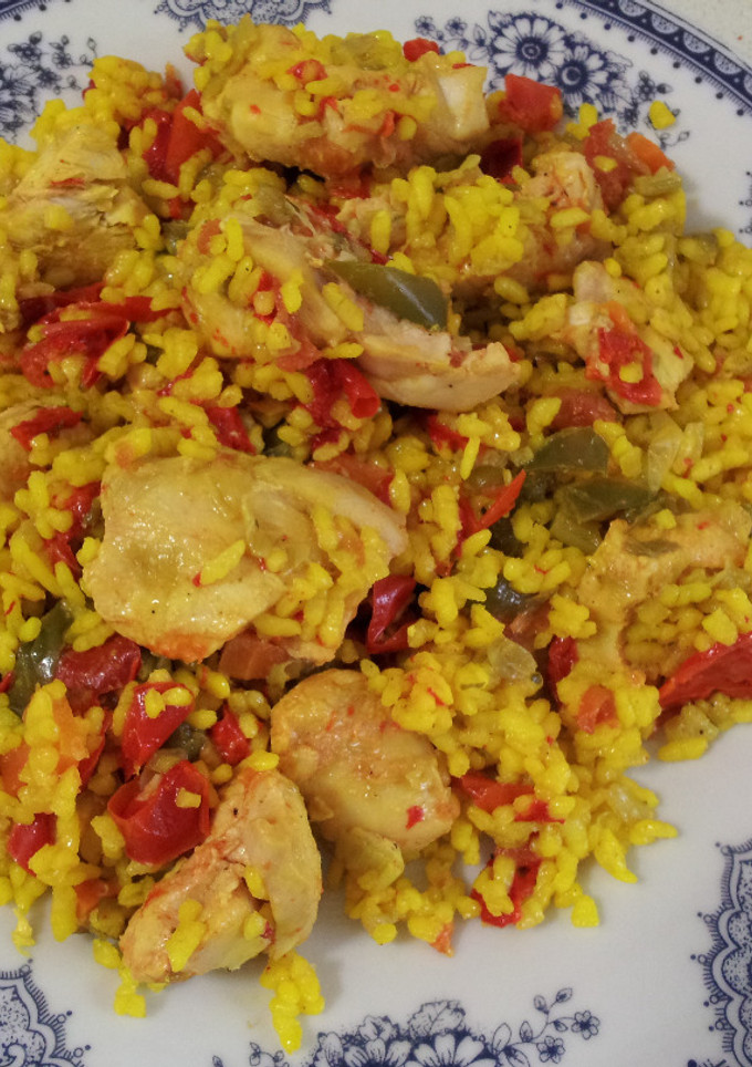 Una foto de Paella de pollo con pimientos