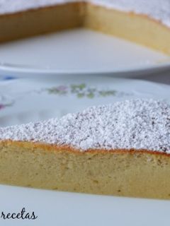 Una foto de Pastel de requesón y plátano