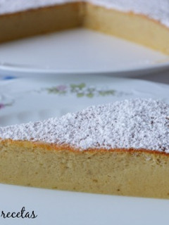 Una foto de Pastel de requesón y plátano