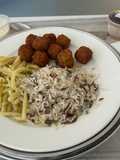 Boulettes de poisson avec haricots blancs et riz